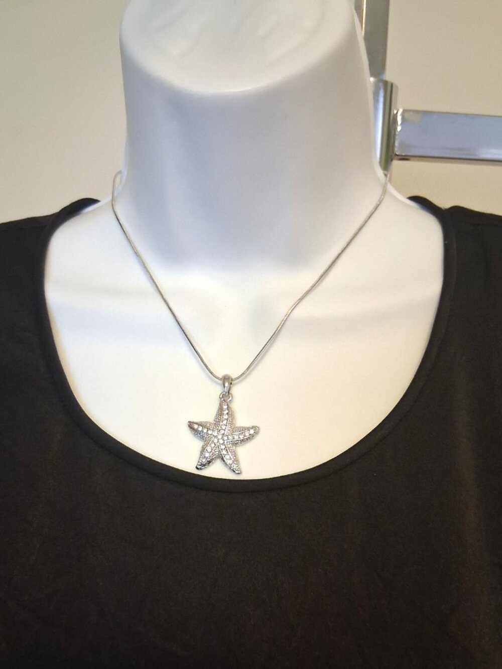 Vintage Artistic Starfish Pendant White Austrian Crystal Silver-Plated Necklace - Picture 7 of 10